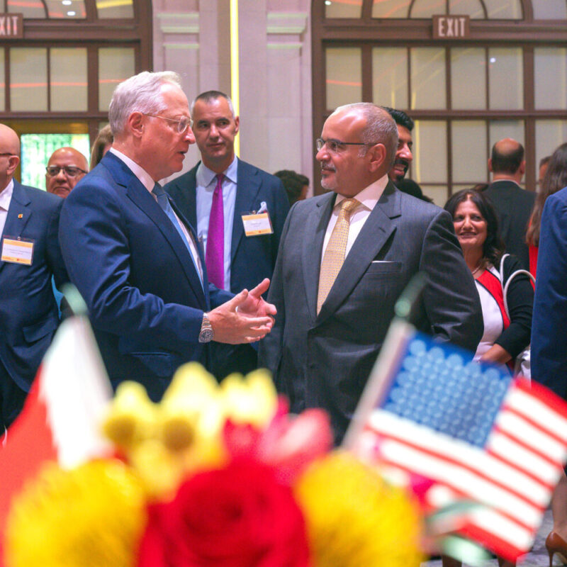 Crown Prince Salman bin Hamad Al Khalifa, Prime Minister of Bahrain, attended a reception hosted by the U.S. Chamber of Commerce at its headquarters on Tuesday, bringing together Bahraini and American companies. Sheikh Isa bin Salman Al Khalifa, the Minister of the Prime Minister’s Court also attended. The delegation was greeted by Ross Perot Jr., Chair of the Board and Chair of the Executive Committee of the Chamber. (Court of the Crown Prince)